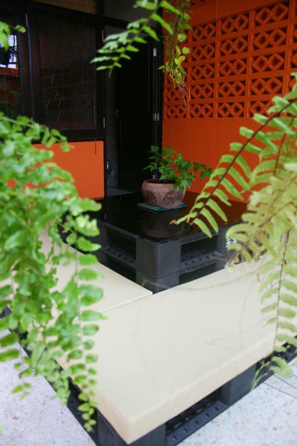 Born Free Hostel Bangkok Exteriör bild